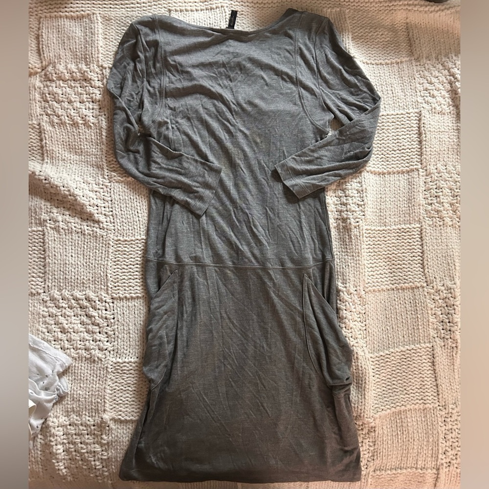 NWT BCBGMaxAzria Heather Gray V Neck Sweater Dress Midi with Pockets - Picture 5 of 5